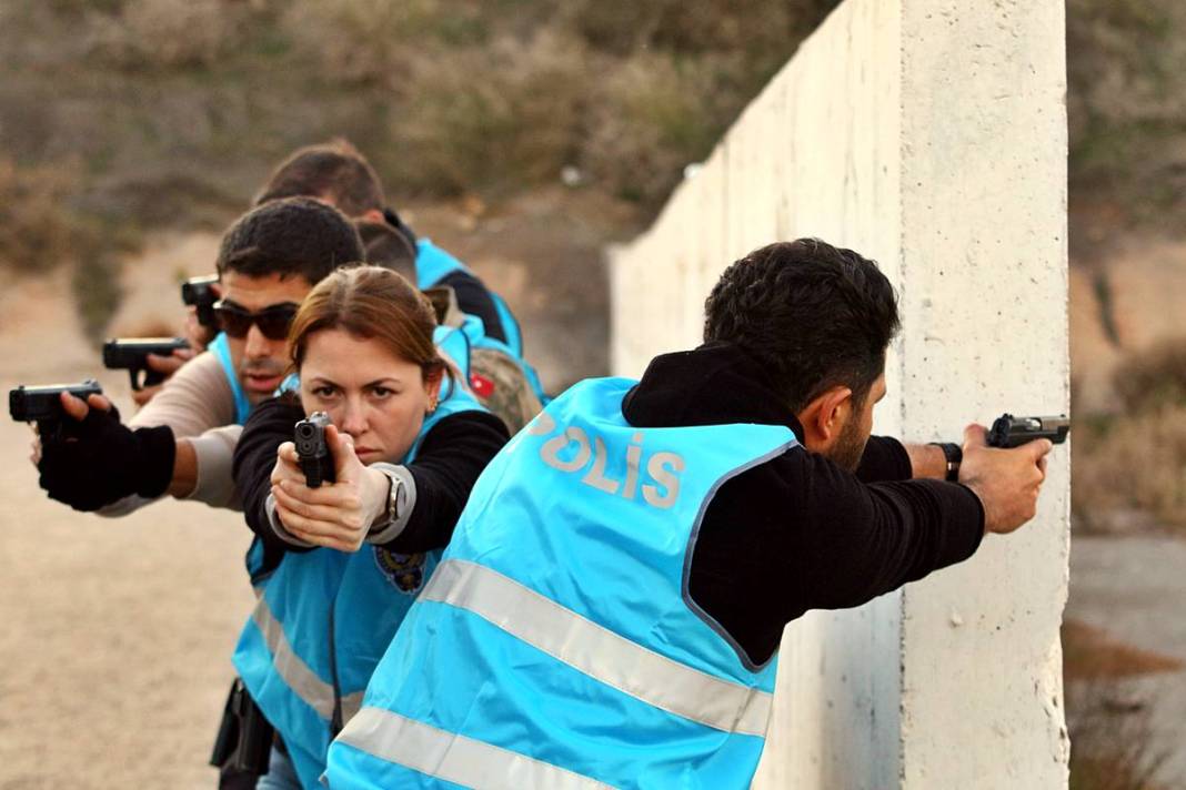 Yerli Lara Croft, karanlıkta hedefi 12'den vuruyor! Polis eğitmeni Nisa Aydın'ın müdahale teknikleri nefesleri kesiyor 5
